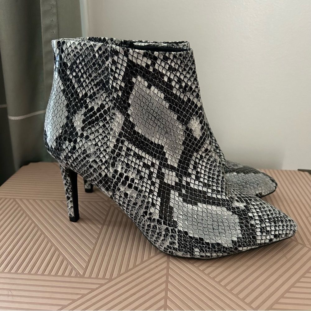 Worthington Heeled Ankle Booties Faux Snakeskin Gray Black White Lorna Casual - Picture 12 of 12